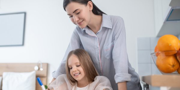 Cara mendidik anak dapat pengaruhi kecerdasan dan prestasinya. (Foto: Freepik/zinkevych) 